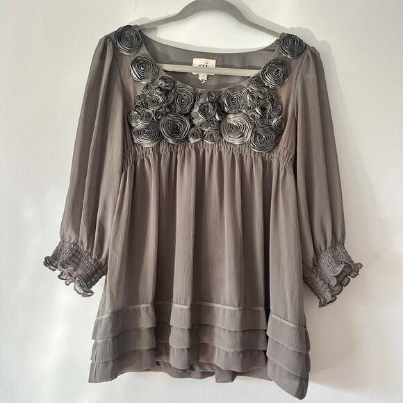 ECI New York Women Tunic M Gray Sheer 3/4 Sleeve Floral Rosette Boho Blouse D26 - Picture 1 of 7